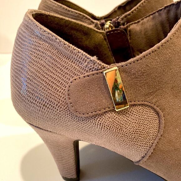London Fog Tan Ankle Booties Size 8.5 - Picture 4 of 8